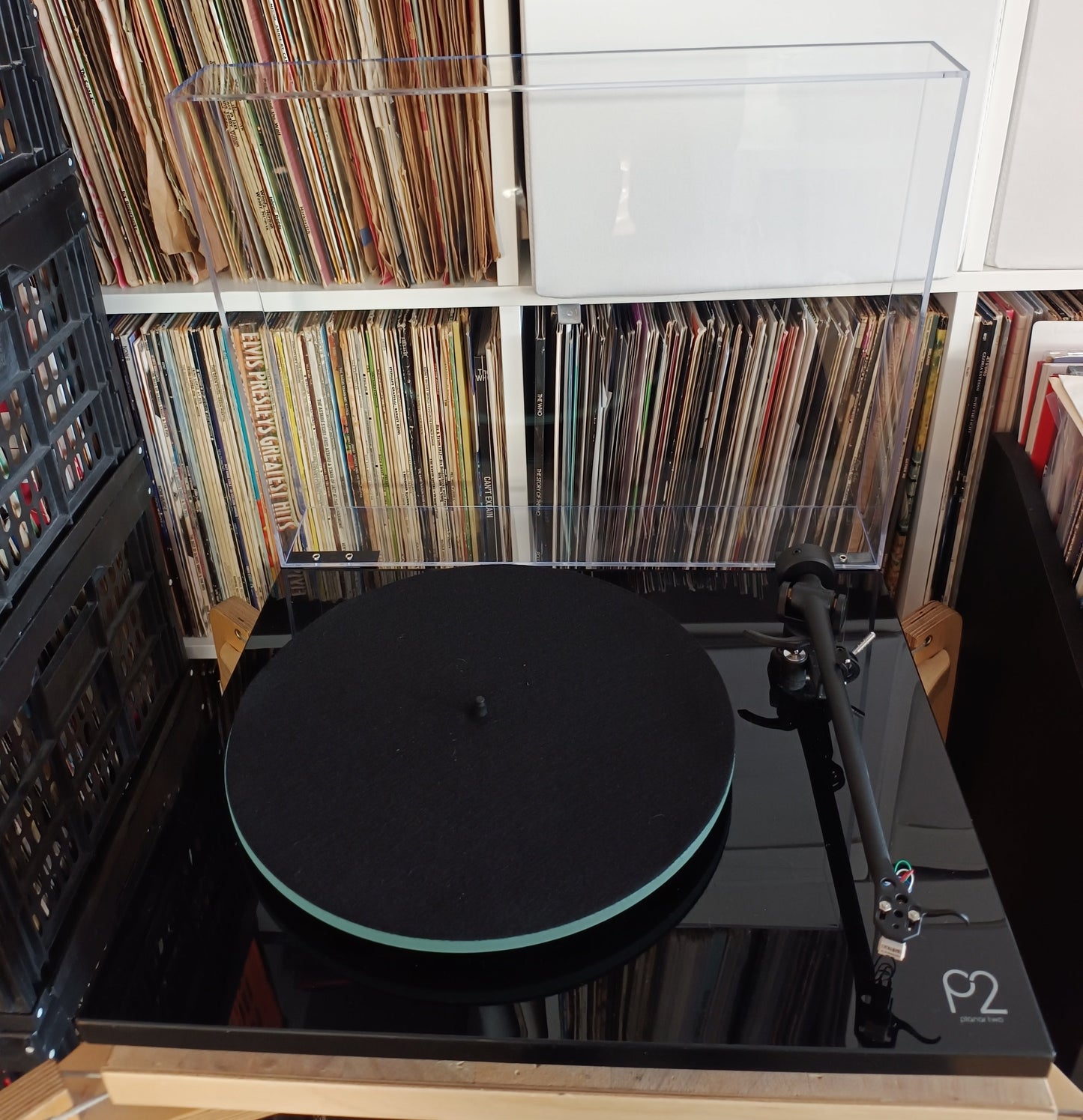 Rega Planar 2 in gloss black *Used Item* (Click & Collect Only)
