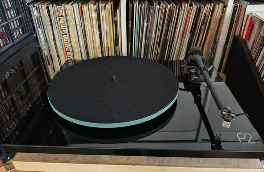 Rega Planar 2 in gloss black *Used Item* (Click & Collect Only)