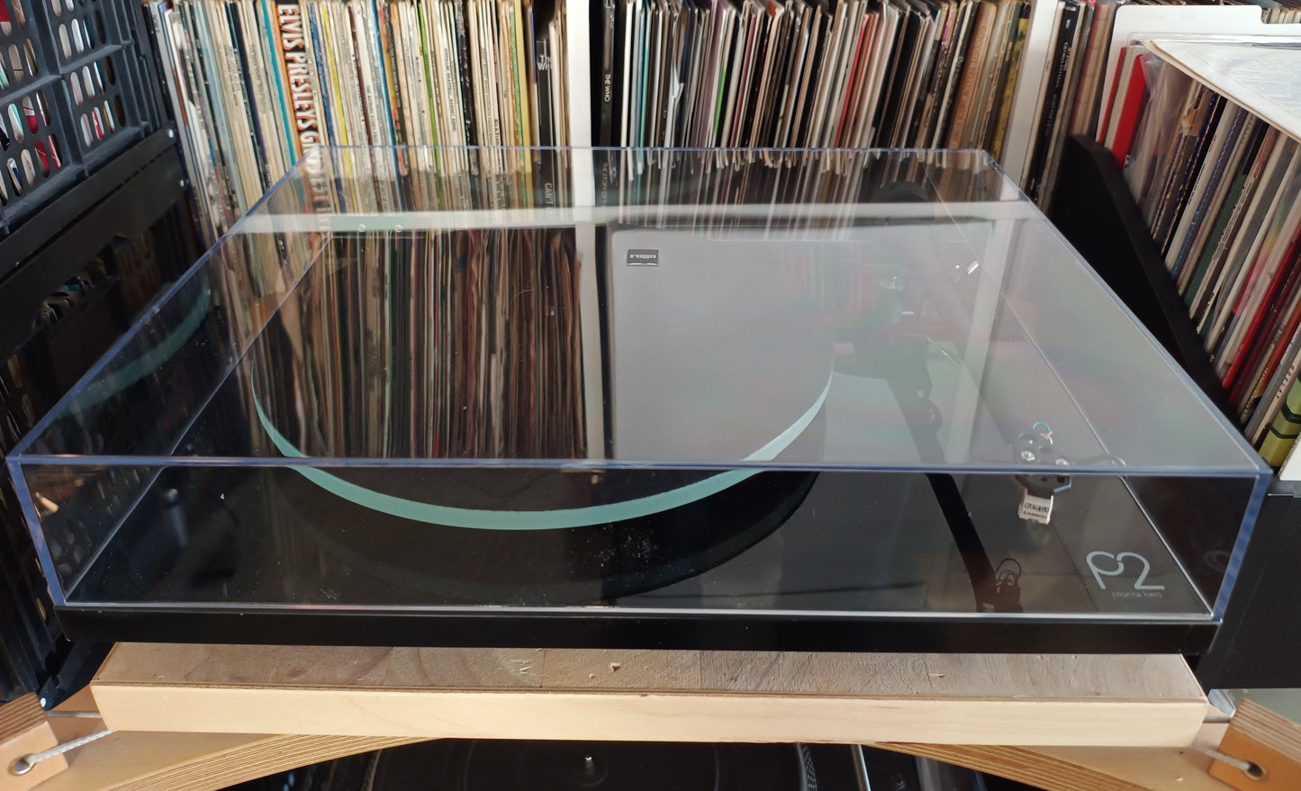 Rega Planar 2 in gloss black *Used Item* (Click & Collect Only)